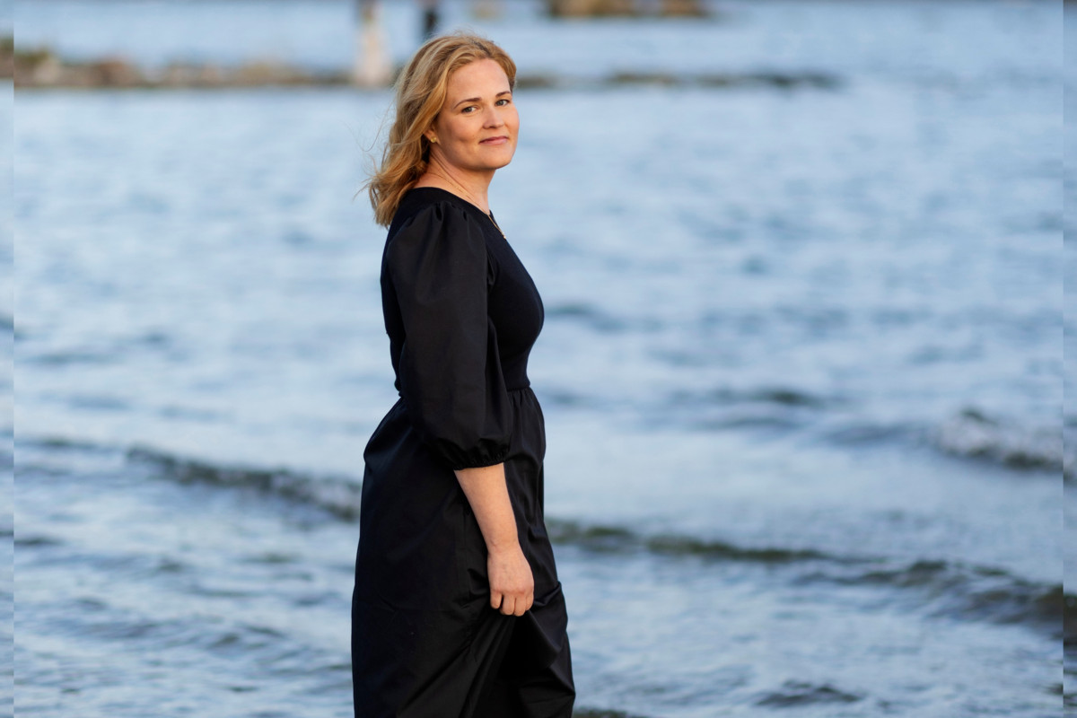 Mari Leppänen on Käpylän kasvatti, josta tuli Turun piispa. Juttu perustuu Johanna Venhon elämäkertaan Kotimatkoja Mari Leppäsen kanssa (Tammi 2024). Kuva: Jussi Vierimaa / Tammi