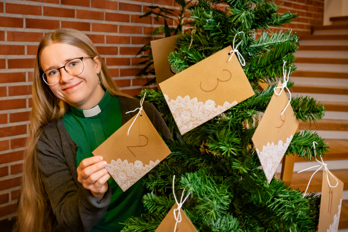 Lahjatoiveita oli jälleen ripustettu kuusen oksille monessa kirkossa. Pääkaupunkiseudun diakoniatyöntekijät toimittivat lahjat tarvitseville. – Pitäjänmäen seurakunnan diakoni Hele-Elina Saari kuvattiin vuonna 2023.