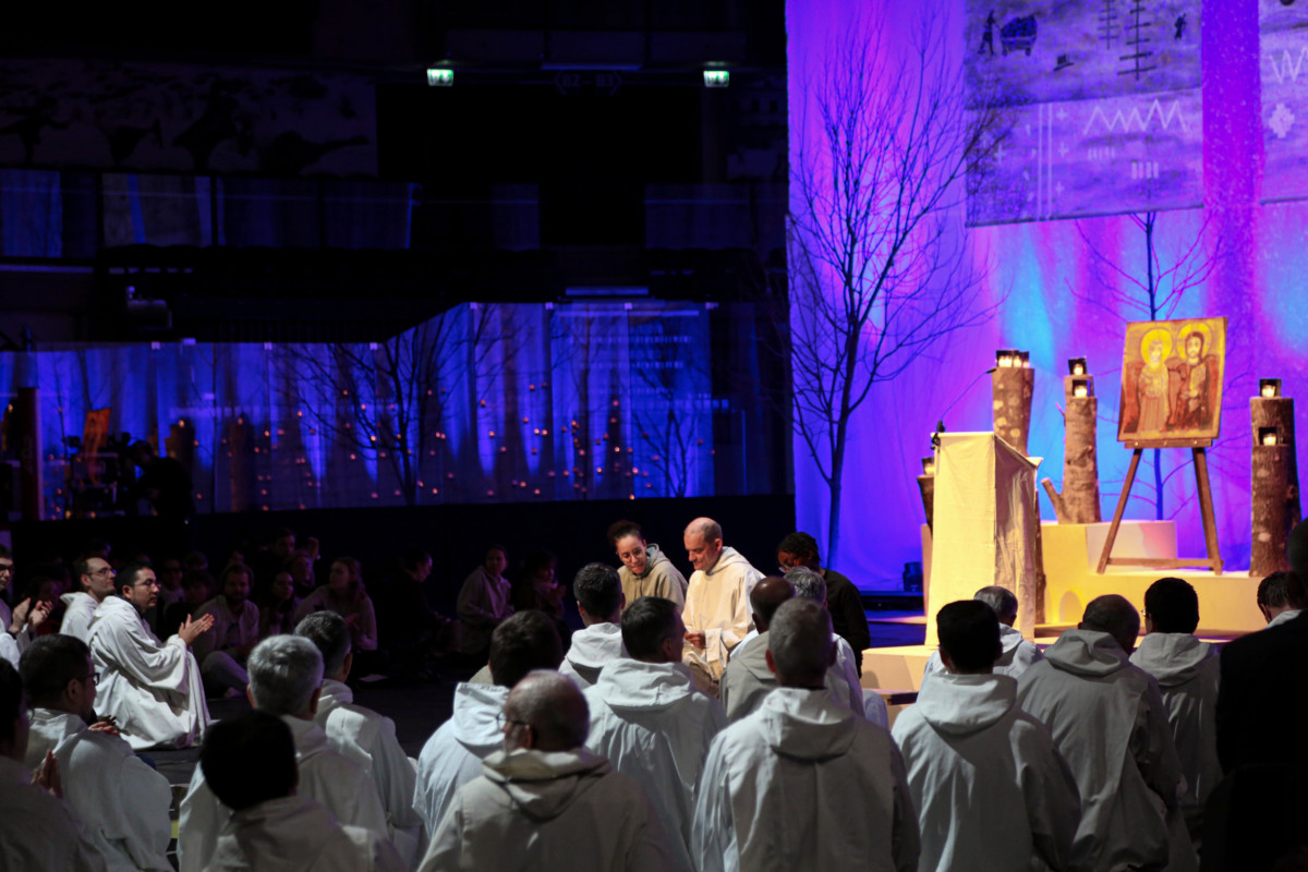 Taizé-yhteisön johtaja Veli Matthew puhui iltatapahtumassa jäähallilla maanantaina 30. joulukuuta.