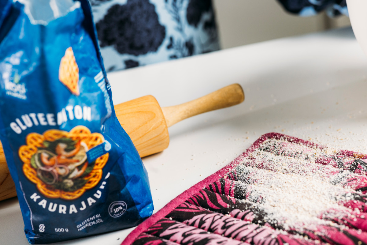 Sinkkuillassa leivotaan joskus pizzaa. ”Huolehdin, että ei tule tilannetta, jossa uusi ihminen jää ulkopuoliseksi”, Suvi-Maria Roine sanoo.